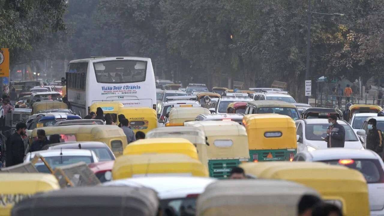 નવા વર્ષ નિમિત્તે દિલ્હીમાં પણ ભારે ટ્રાફિક જામ જોવા મળ્યો હતો, જેના કારણે લોકોને ભારે મુશ્કેલી પડી હતી.