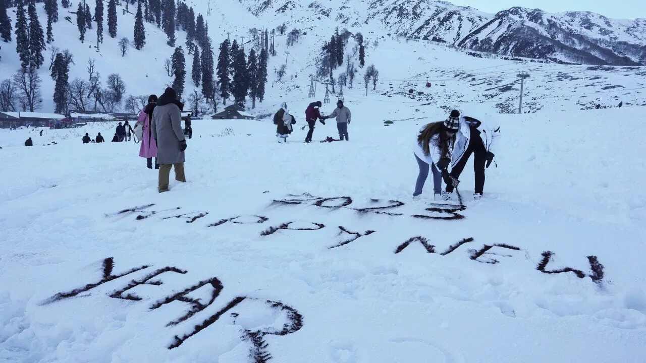 સમગ્ર વિશ્વમાં નવા વર્ષની ઉજવણી ભવ્ય રીતે કરવામાં આવે છે. ભારતમાં પણ લોકો પરિવાર અને મિત્રો સાથે નવા વર્ષને આવકારવા માટે વિવિધ સ્થળોએ જાય છે.