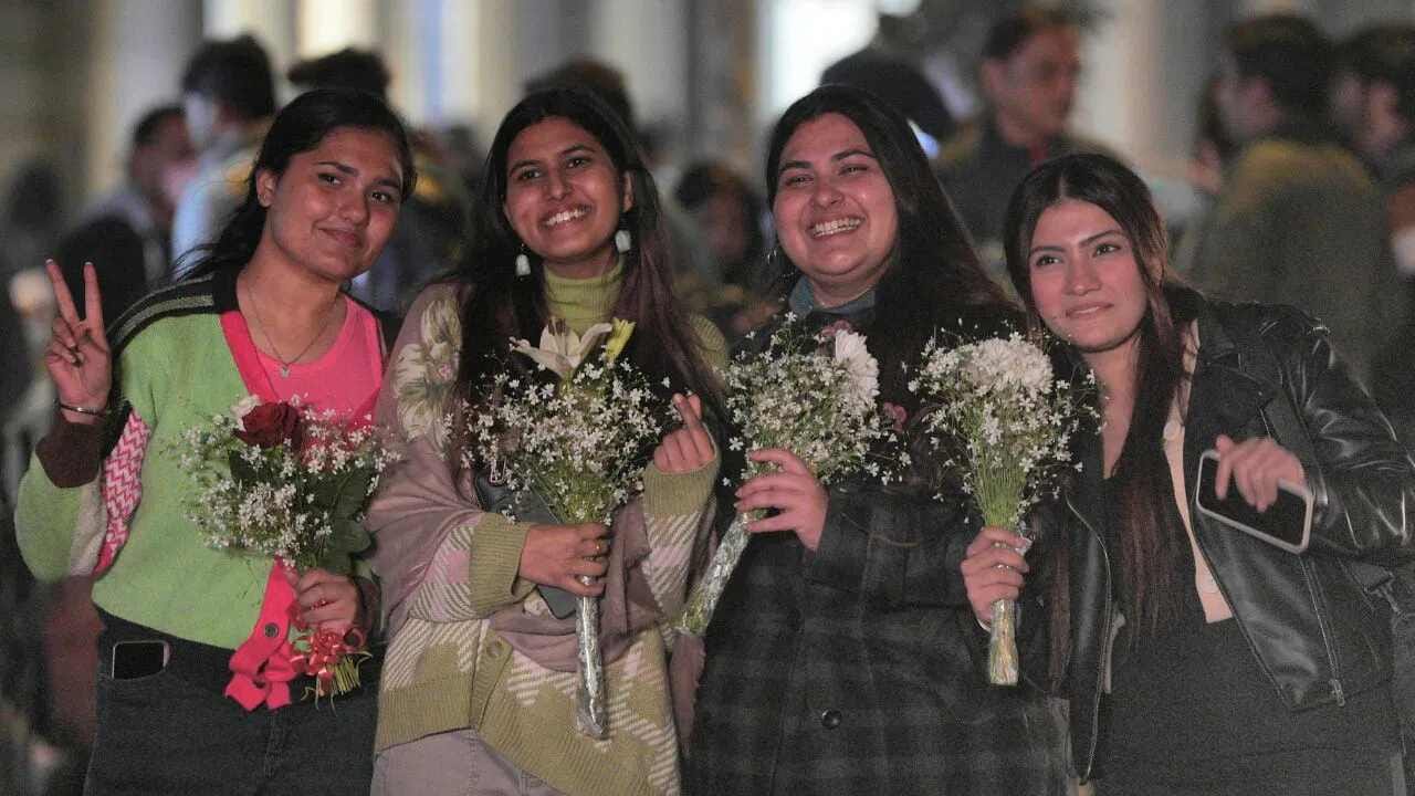 કડકડતી ઠંડીમાં પણ લોકોના ઉત્સાહમાં કોઈ ઘટાડો થયો નથી. ઈન્ડિયા ગેટ પર લોકો એકઠા થયા છે. વીકએન્ડને કારણે લોકો નવા વર્ષનું ધામધૂમથી સ્વાગત કરી રહ્યા છે.