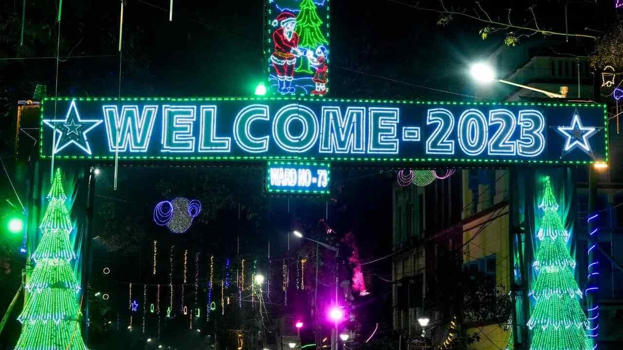 લોકો પરિવાર અને મિત્રો સાથે ઘરની બહાર આવીને વર્ષના અંતિમ દિવસની ઉજવણી કરી રહ્યા છે અને નવા વર્ષની આતુરતાથી રાહ જોઈ રહ્યા છે.