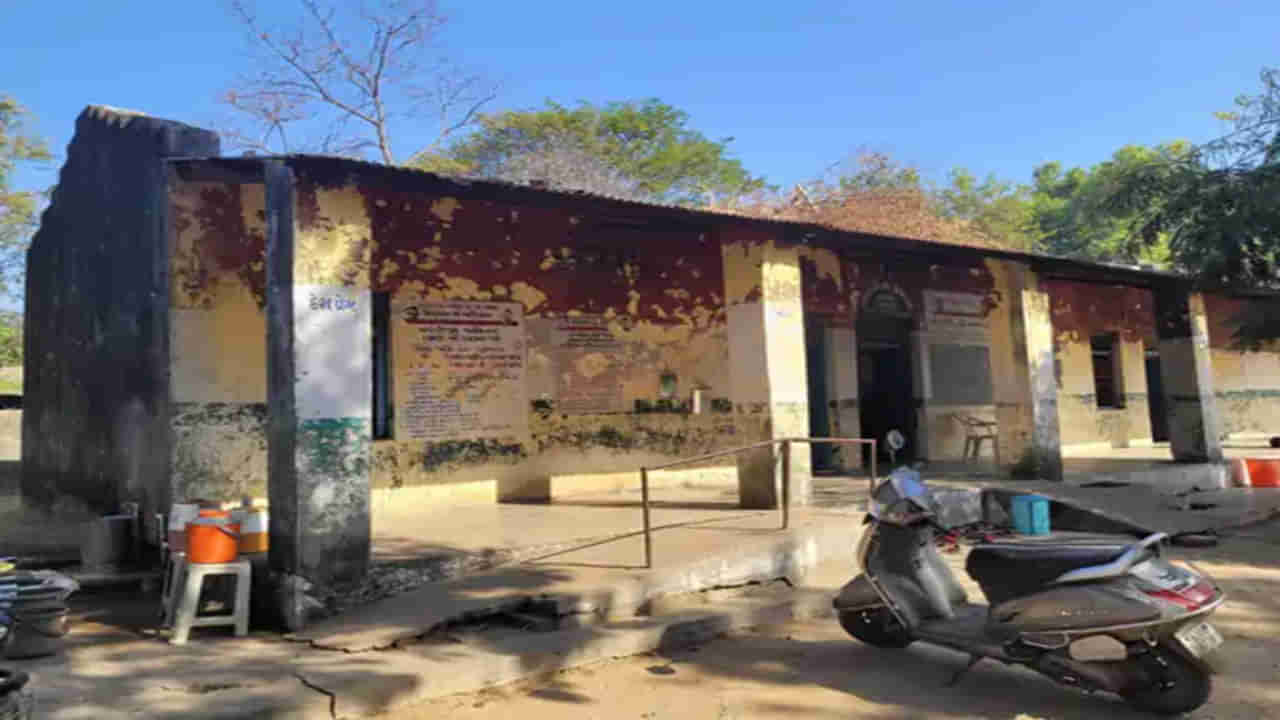 Gujarat : ડિજિટલ શિક્ષણના દાવા વચ્ચે વડોદરા જિલ્લાની આ શાળાની સ્થિતિ કંઈક જુદી જ !