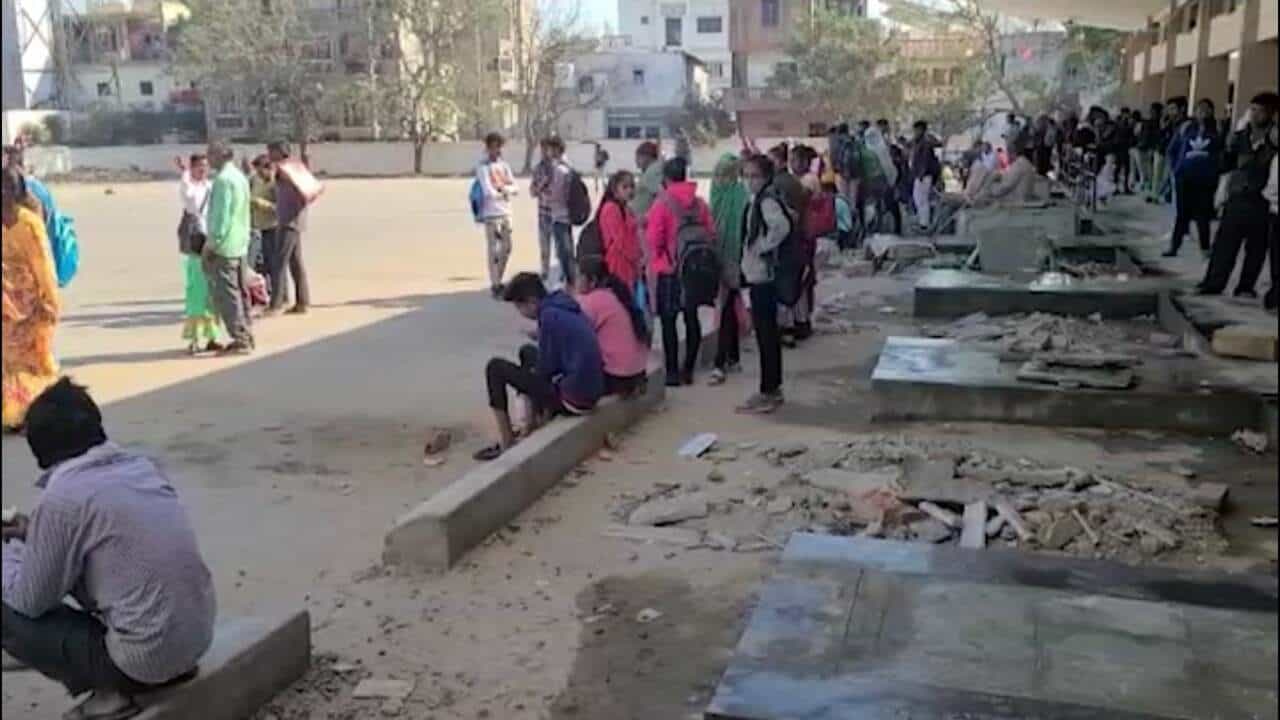 Video: વડોદરા: પાદરા એસટી વિભાગની ઘોર બેદરકારી, બસોના યોગ્ય રૂટ ન હોવાથી કલાકો સુધી રઝળે છે મુસાફરો