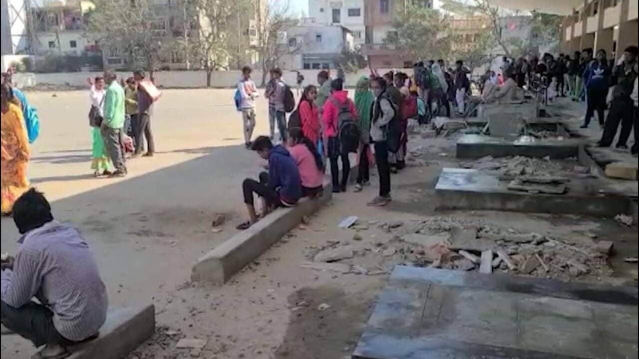 Video: વડોદરા: પાદરા એસટી વિભાગની ઘોર બેદરકારી, બસોના યોગ્ય રૂટ ન હોવાથી કલાકો સુધી રઝળે છે મુસાફરો