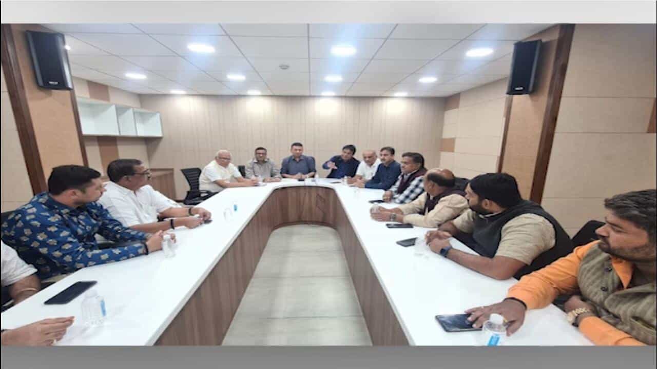 Video: સુરત ટેક્સટાઇલ માર્કેટમાં પાર્સલ વિવાદનો અંત, 55ના બદલે 65 કિલો વજનનું પાર્સલ કરાયું નક્કી