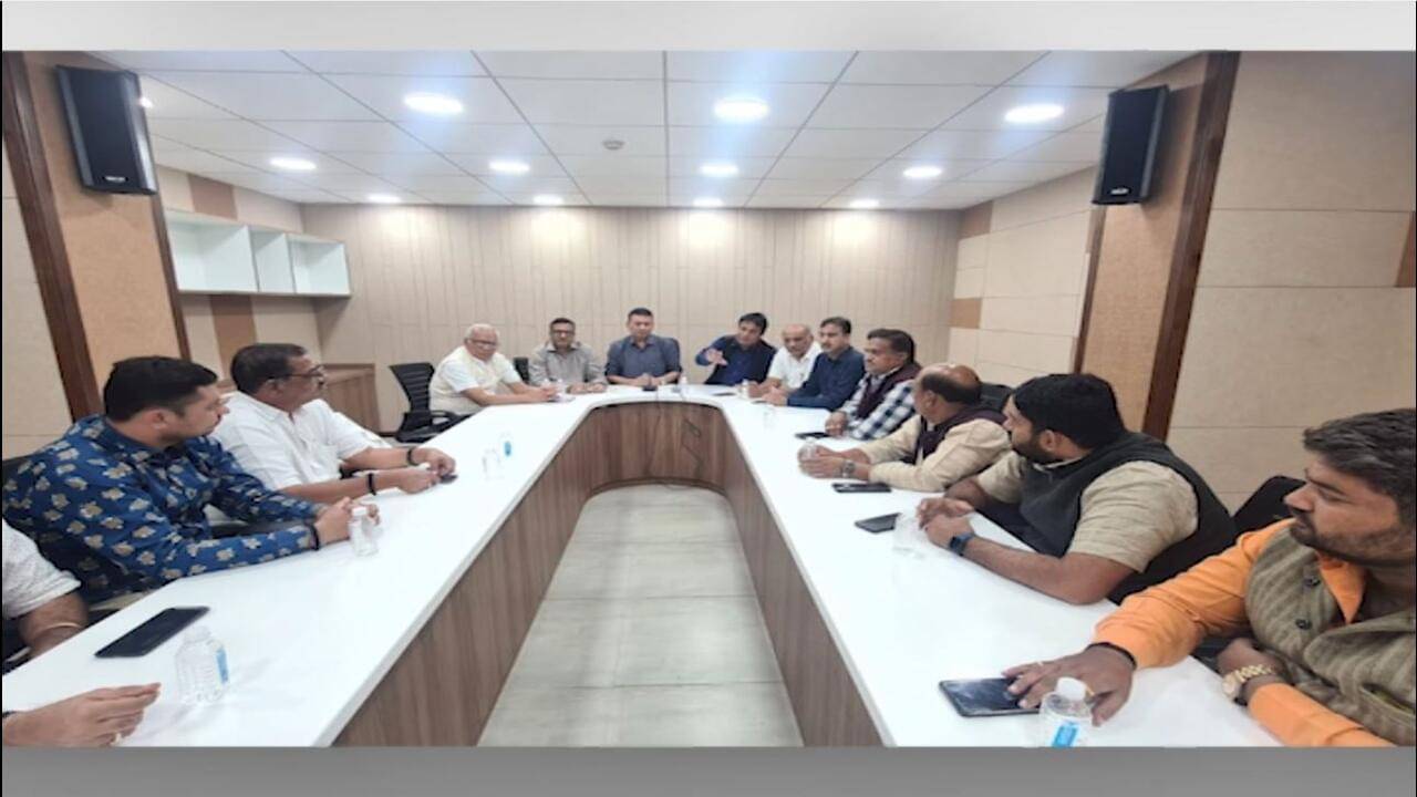 Video: સુરત ટેક્સટાઇલ માર્કેટમાં પાર્સલ વિવાદનો અંત, 55ના બદલે 65 કિલો વજનનું પાર્સલ કરાયું નક્કી