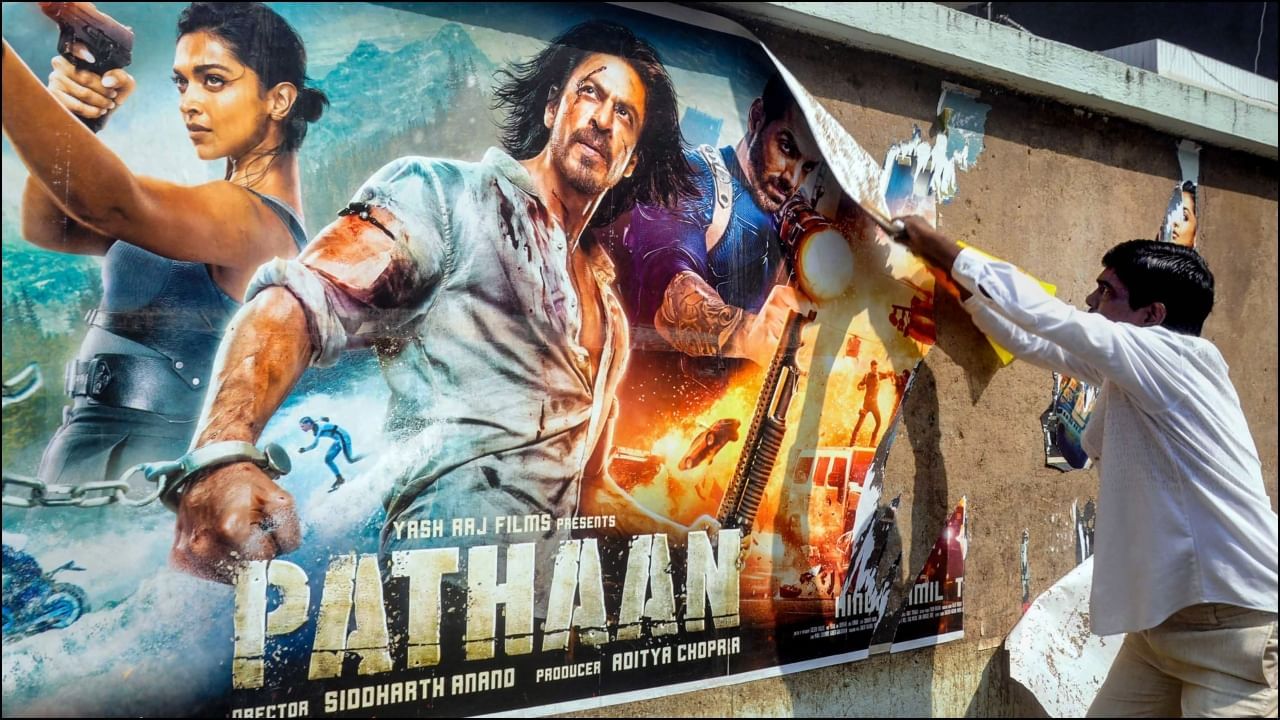 Pathaan Movie : બજરંગ દળના કાર્યકર્તાઓએ થિયેટરમાં કર્યો પથ્થરમારો, પોસ્ટર ફાડ્યા, 9 લોકોની અટકાયત