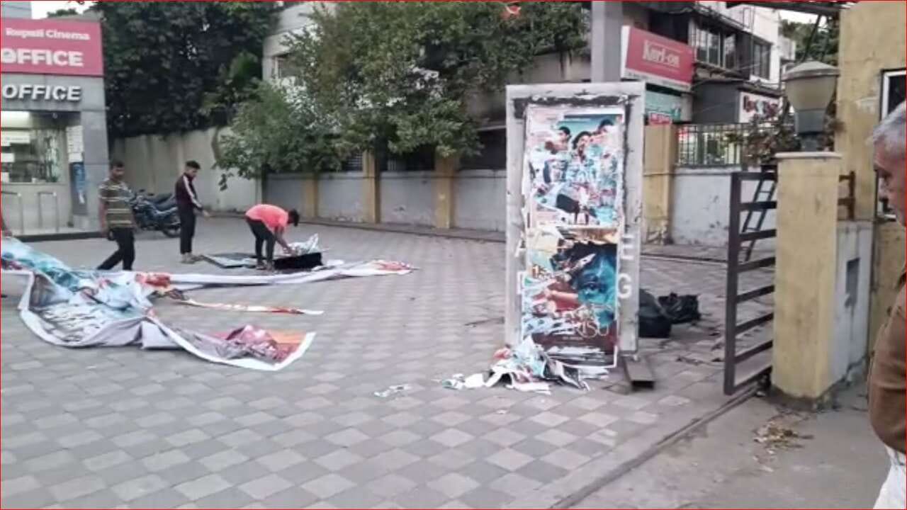 Video: પઠાણ ફિલ્મની રિલિઝ પૂર્વે સુરતમાં ટોળાએ ટોકિઝમાં કરી તોડફોડ, પોસ્ટરો અને બેનરો ફાડી કર્યો વિરોધ Video: પઠાણ ફિલ્મની રિલિઝ પૂર્વે સુરતમાં ટોળાએ ટોકિઝમાં કરી તોડફોડ, પોસ્ટરો અને બેનરો ફાડી કર્યો વિરોધ