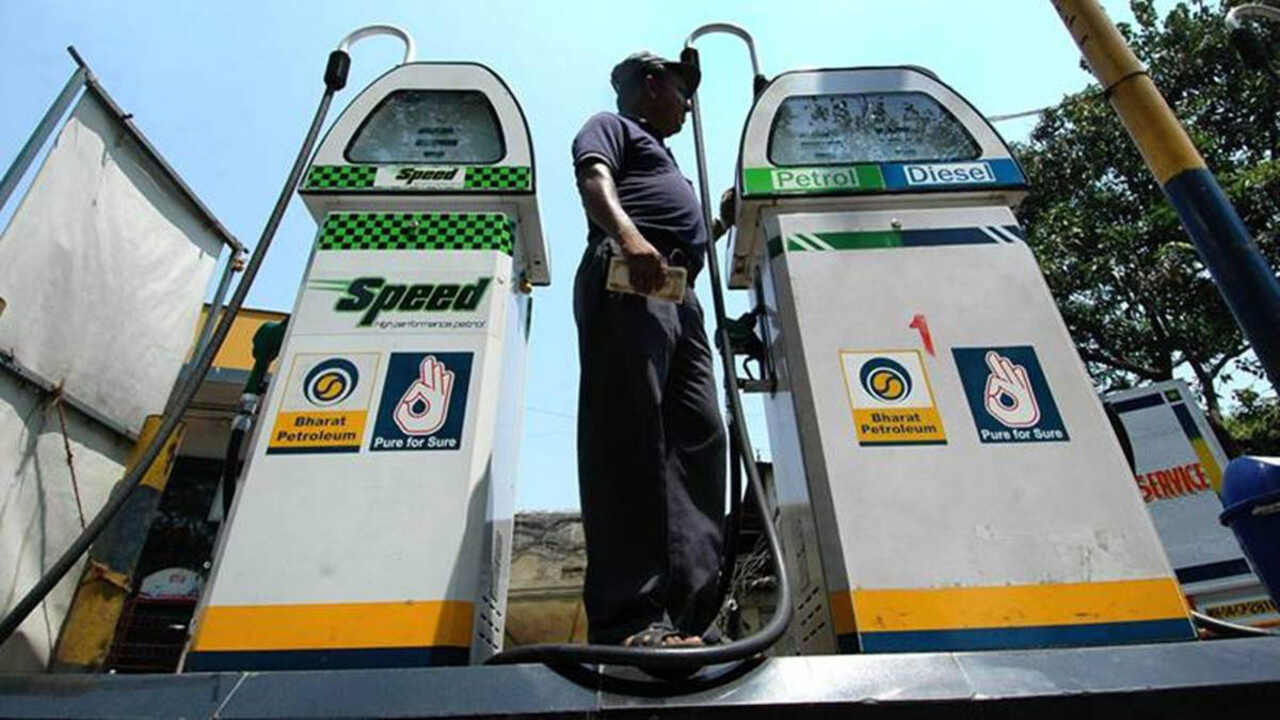 Petrol Diesel Price Today : ક્રૂડના ભાવ ઘટ્યાં, શું પેટ્રોલ-ડીઝલની કિંમતમાં થયો ફેરફાર? આ રીતે જાણો તમારા શહેરના લેટેસ્ટ રેટ