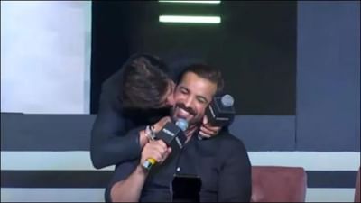Viral Video: શાહરુખ અને જોન વચ્ચે જોવા મળ્યો પ્રેમ, પ્રેસ કોન્ફરન્સમાં શાહરૂખ ખાને જોનને કરી KISS