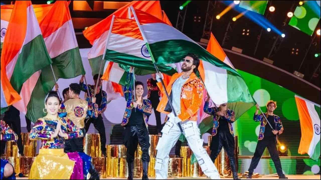 इस समारोह के आखिर में बॉलीवुड के दमदार अभिनेता रणवीर सिंह मंच पर नजर आए.  हॉकी वर्ल्ड कप की ओपनिंग सेरेमनी में रणवीर सिंह ने डांस भी किया और अपनी परफॉर्मेंस से दर्शकों का खूब मनोरंजन किया.