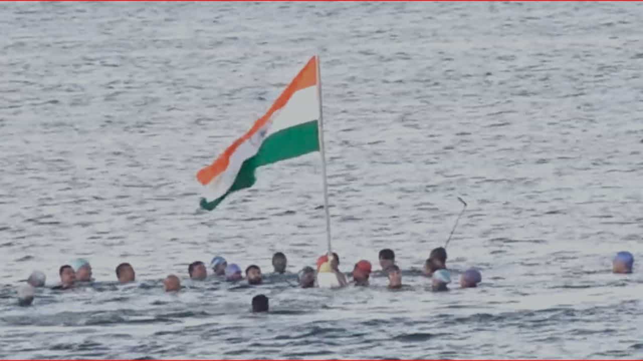 Porbandar : આ દેશભક્તિ ગજબ છે ! પોરબંદરમા શિયાળાની કડકડતી ઠંડીમાં મધ દરિયે ધ્વજવંદન, 23 વર્ષની પરંપરા અકબંધ