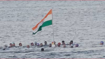 Porbandar : આ દેશભક્તિ ગજબ છે ! પોરબંદરમા શિયાળાની કડકડતી ઠંડીમાં મધ દરિયે ધ્વજવંદન, 23 વર્ષની પરંપરા અકબંધ