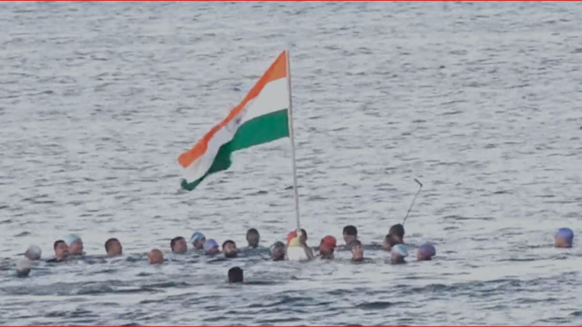 Porbandar : આ દેશભક્તિ ગજબ છે ! પોરબંદરમા શિયાળાની કડકડતી ઠંડીમાં મધ દરિયે ધ્વજવંદન, 23 વર્ષની પરંપરા અકબંધ