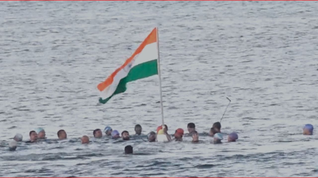 Porbandar : આ દેશભક્તિ ગજબ છે ! પોરબંદરમા શિયાળાની કડકડતી ઠંડીમાં મધ દરિયે ધ્વજવંદન, 23 વર્ષની પરંપરા અકબંધ