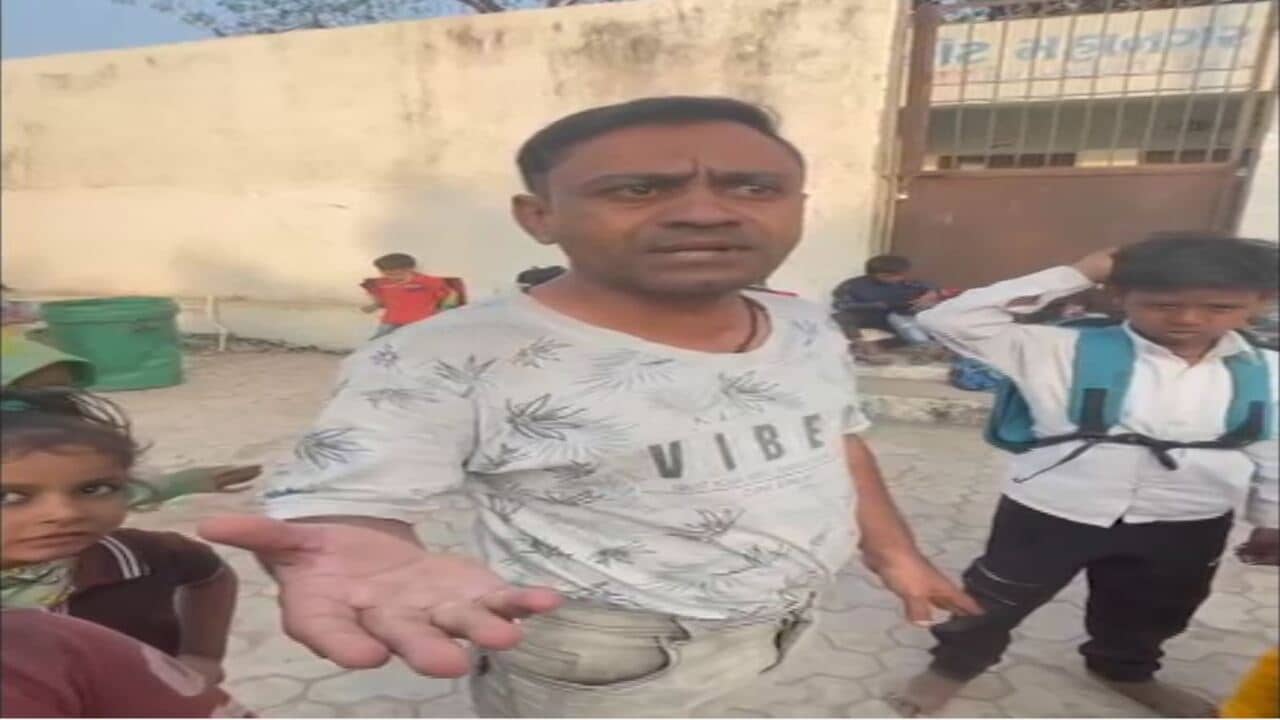 Video: રાજકોટની સરકારી શાળા નંબર 62માં શિક્ષક ન આવતા સફાઈ કામદાર બન્યો શિક્ષક, વિદ્યાર્થીઓને ભણાવતો હોવાનુ આવ્યુ સામે