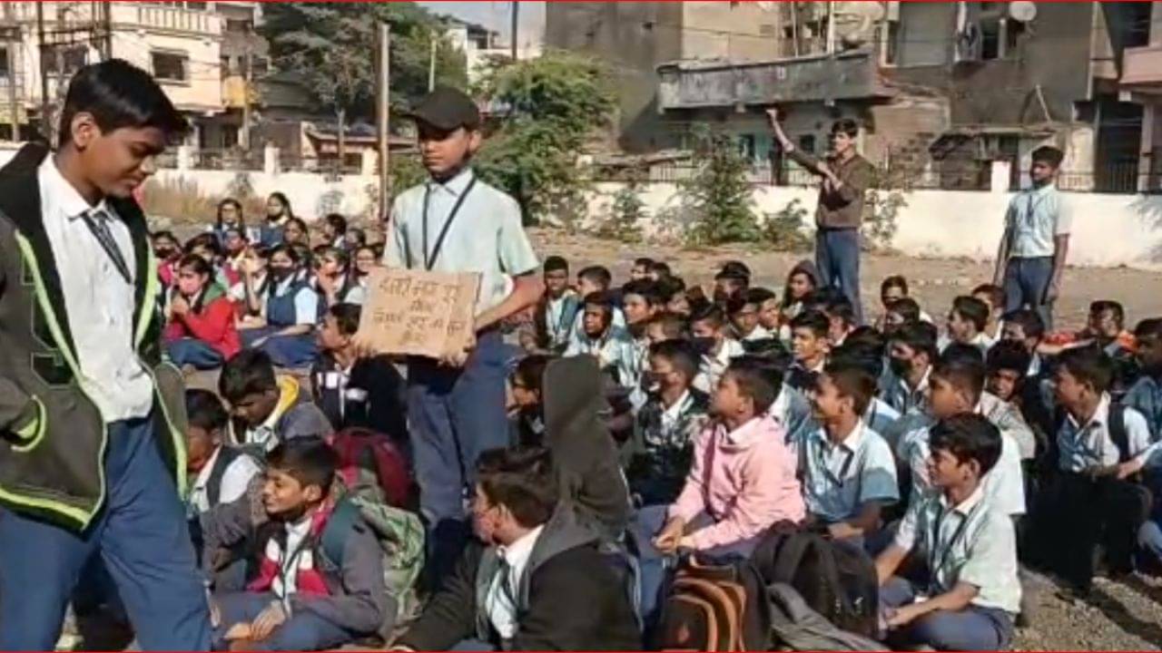 Surat : નાગસેન નગરની પ્રાથમિક શાળામાંથી શિક્ષકને હાંકી કાઢતા વિદ્યાર્થીઓમાં રોષ, વિદ્યાર્થીઓએ સામૂહિક ધરણાં ધર્યા, જુઓ Video