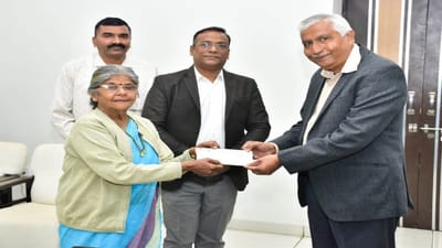 વડોદરા: સૈનિકો જ મારા માનસપુત્રો માની 74 વર્ષિય સુલભાબેને પોતાની જીવનમૂડીમાંથી 5 લાખ રૂપિયાનો ચેક કર્યો અર્પણ