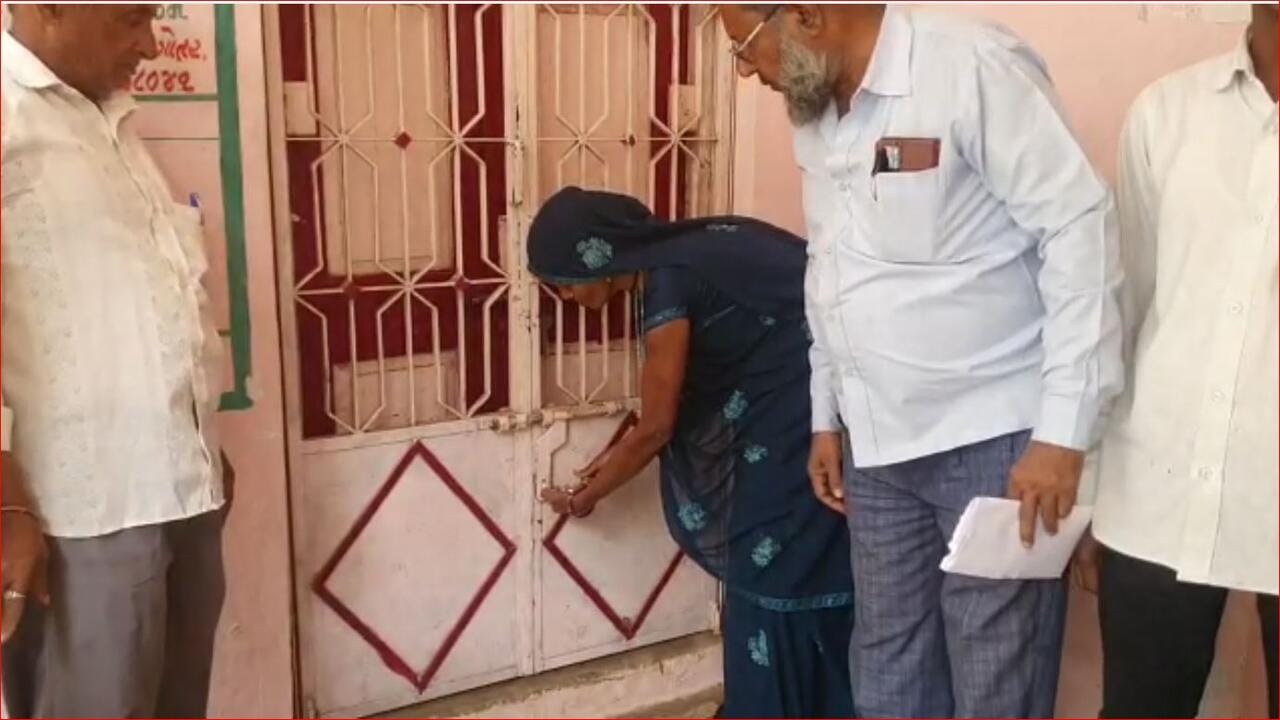 Video: છોટાઉદેપુરમાં તલાટીની અનિયમિતતાથી કંટાળી ગામ લોકોએ પંચાયત કચેરીને કરી તાળાબંધી Video: છોટાઉદેપુરમાં તલાટીની અનિયમિતતાથી કંટાળી ગામ લોકોએ પંચાયત કચેરીને કરી તાળાબંધી