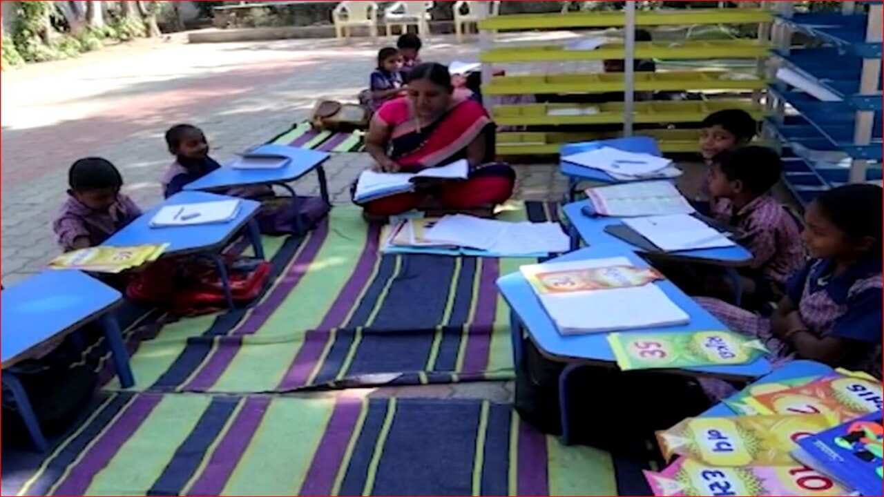 તાપીમાં જિલ્લા પંચાયત હસ્તકની પ્રાથમિક શાળામાં ઓરડાના અભાવે વિદ્યાર્થીઓ ખુલ્લા મેદાનમાં ભણવા મજબુર, જુઓ Video