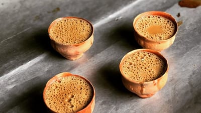 મોટાભાગના લોકો ચા પીધા પછી નાસ્તો કરવાની ટેવ છે. લોકોને સવારે ચા સાથે પૌંઆ, સમોસા, આમલેટ કે ફળોનો રસ પીવો ગમે છે. પરંતુ જો સવારે ખાલી પેટ કંઈપણ ખાતા પહેલા થોડી કાળજી લેવી જોઈએ. કેટલીક વસ્તુઓ એવી છે જે ખાદ્ય ચીજો છે, જેને ખાલી પેટ ખાવાનું ટાળવું જોઈએ, નહીં તો તે શારીરિક સમસ્યાઓનું કારણ બની શકે છે. તો આજે ચાલો જાણીએ કે ખાલી પેટે કયો ખોરાક ખાવાથી શરીરમાં સમસ્યા વધારો થાય છે.