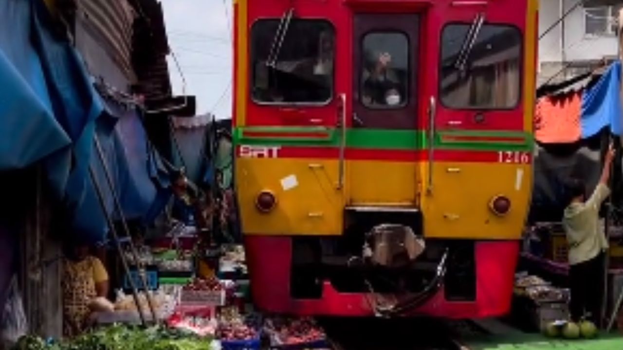 Viral Video: શું તમે જાણો છો આ ખતરનાક 'રેલવે ટ્રેક માર્કેટ' વિશે?