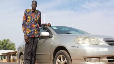 ઉત્તરી ઘાનાનો 29 વર્ષીય સુલેમાના અબ્દુલ સમેદ તેની ઊંચાઈને કારણે સોશિયલ મીડિયા પર ભારે વાયરલ થઈ રહ્યો છે. મળતી માહિતી અનુસાર તેની ઊંચાઈ 9 ફૂટ 6 ઈંચ છે. 