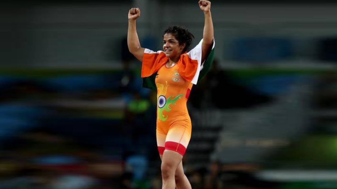  ઓલિમ્પિકમાં મેડલ જીતનારી પ્રથમ ભારતીય મહિલા કુસ્તીબાજ સાક્ષી મલિકની કુલ સંપત્તિ 40 કરોડ રૂપિયા છે. સાક્ષીએ 2016 રિયો ઓલિમ્પિકમાં બ્રોન્ઝ મેડલ જીત્યો હતો. સાક્ષીએ 2022 કોમનવેલ્થ ગેમ્સમાં ગોલ્ડ મેડલ જીત્યો હતો. સાક્ષીનો અગાઉ ફેડરેશનના ગ્રેડ બીમાં સમાવેશ કરવામાં આવ્યો હતો, જે 20 લાખ રૂપિયાનો કોન્ટ્રાક્ટ હતો, પરંતુ બે વર્ષ પહેલા તેને સેન્ટ્રલ કોન્ટ્રાક્ટમાંથી બહાર કરી દેવામાં આવી હતી. 