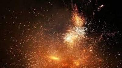 ફિલ્મ જોવા ગયા હતા કે સ્મશાન બનાવવા ? ક્રેઝી ચાહકોએ સિનેમા હોલમાં ફટાકડા ફોડ્યા, Video Viral