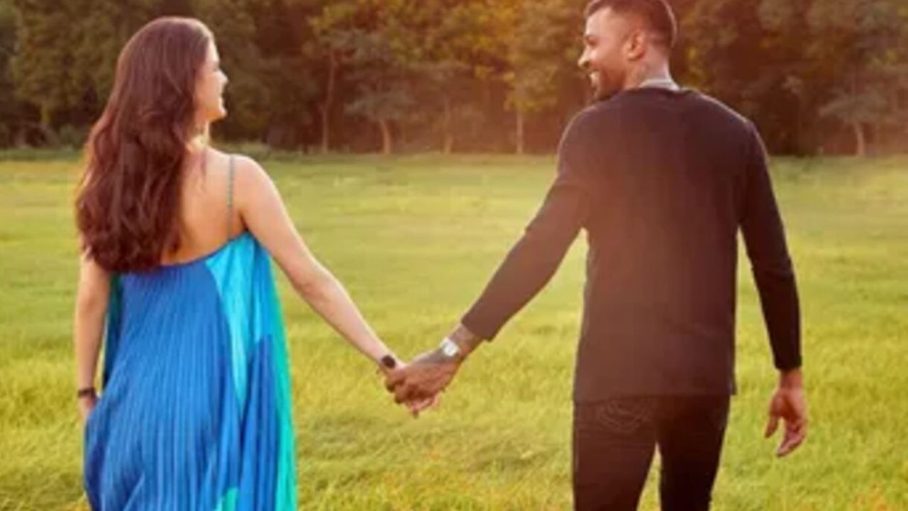 હવે તેમની અધૂરી ઈચ્છા પૂરી કરવા માટે હાર્દિક અને નતાશા ફરીથી લગ્ન કરી રહ્યા છે, જેમાં મહેમાનો પણ પહોંચી ગયા છે અને ઘરના બધા લોકો પણ. લગ્ન ઉદયપુરની એક આલીશાન હોટલમાં છે, જ્યાંથી એવી આશા છે કે કેટલાક શાનદાર ફોટો જોવા મળશે. (All Photo: Instagram/Hardik Pandya)