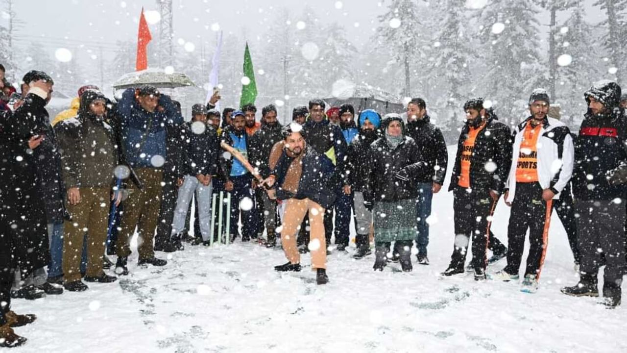 Khelo India Winter Games: અનુરાગ ઠાકુરે બરફીલા માહોલમાં ક્રિકેટ રમતા લગાવ્યા છગ્ગા, જુઓ Video
