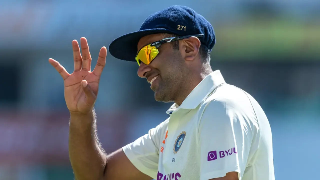 અત્યાર સુધીમાં અશ્વિને 89 મેચ રમી છે જેમાં આ તેના માટે 31મો મોકો હતો કે જ્યારે અશ્વિને એક જ ઈનીંગમાં પાંચ કે તેથી વધારે વિકેટ ઝડપી હતી. અશ્વિન સૌથી વધારે વખત પાંચ વિકેટ હોલ ઝડપવાની યાદીમાં 7માં સ્થાને છે. 