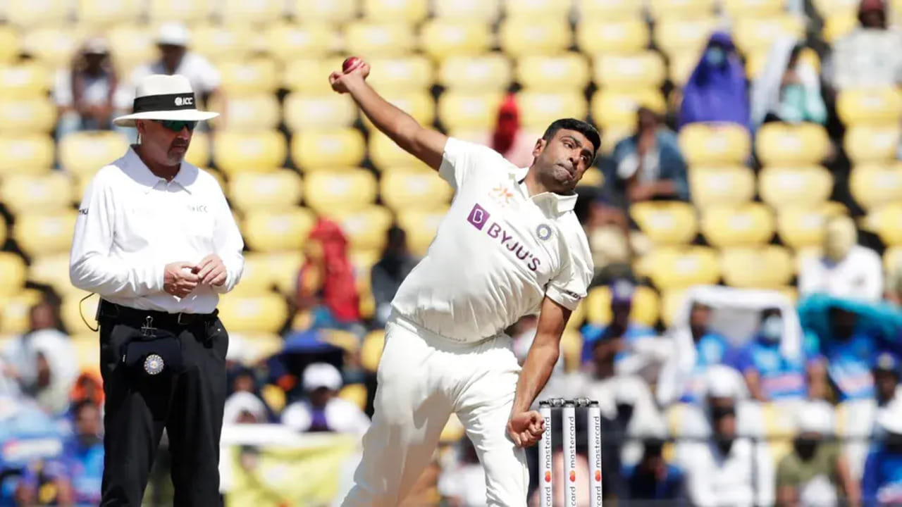 અશ્વિને બીજી ઈનીંગમાં પાંચ વિકેટ ઝડપી હતી જેમાં તેણે શિકાર કરેલા બેટ્સમેનોમાંથી ચાર ડાબોડી હતા. અશ્વિને અત્યાર સુધીમાં સૌખી વધારે 230 લેફ્ટ હેન્ડ બેટ્સમેનોને પોતાનો શિકાર બનાવ્યા છે. 