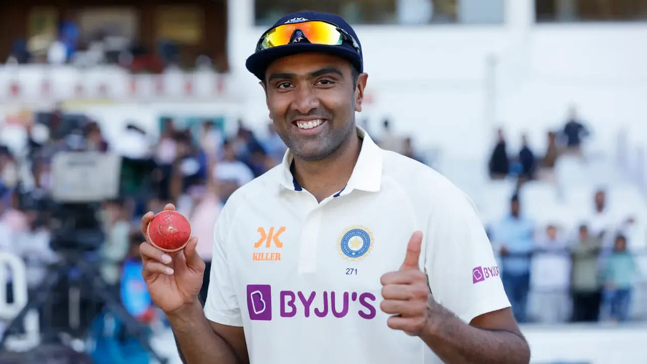 નાગપુર ટેસ્ટમાં અશ્વિને બીજી ઈનીંગમાં 5 વિકેટ ઝડપી હતી. આ સાથે જ તેણે કુંબલેના રેકોર્ડની બરાબરી કરી હતી. કુંબલેએ પહેલા ભારતીય ધરતી પર 5 વિકેટ ઝડપવાનો કમાલ 25 વાર કર્યો હતો. 