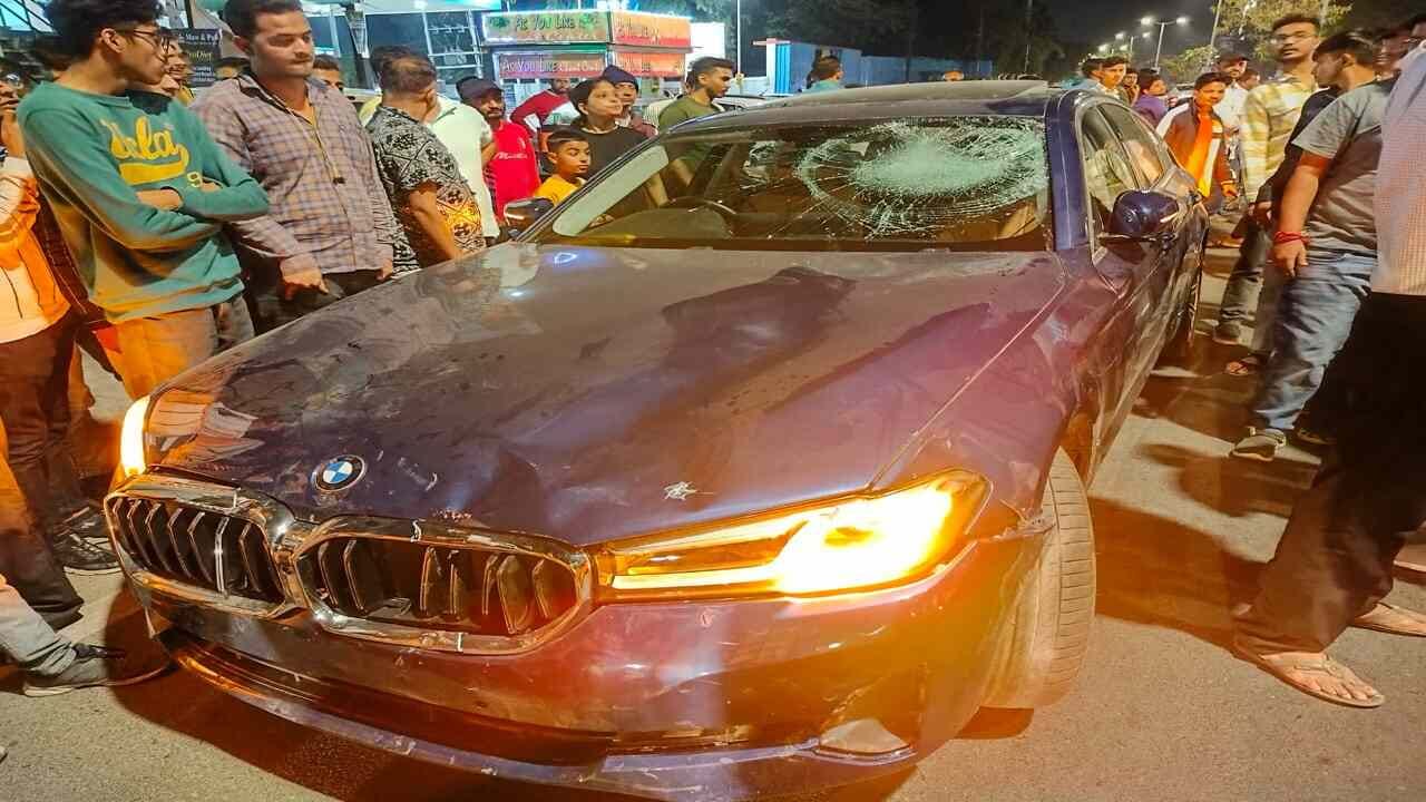 વડોદરામાં નશામાં ધૂત BMW ચાલકે બાઈકસવાર દંપતીને અડફેટે લીધુ, સારવાર