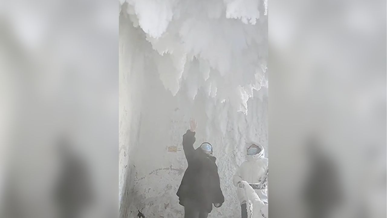 Viral Video : ઘર ફેરવાયું બર્ફીલી ગુફામાં,  માઈનસ 40 ડિગ્રીમાં જ્યારે ફ્લેટમેટે ખુલ્લો છોડી દીધો દરવાજો, જુઓ રૂમની સ્થિતિનો Video