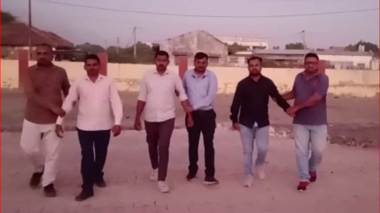 Gujarat Video: સુરેન્દ્રનગરના પાટડીમાં ACB ના દરોડા, લાંચ લેતા VIDEO માં કેદ સ્થાનિક પોલીસ મથકના 2 કર્મચારી અને 1 LRD જવાન