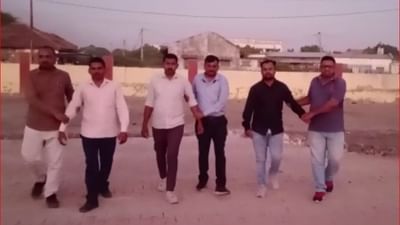 Gujarat Video: સુરેન્દ્રનગરના પાટડીમાં ACB ના દરોડા, લાંચ લેતા VIDEO માં કેદ સ્થાનિક પોલીસ મથકના 2 કર્મચારી અને 1 LRD જવાન