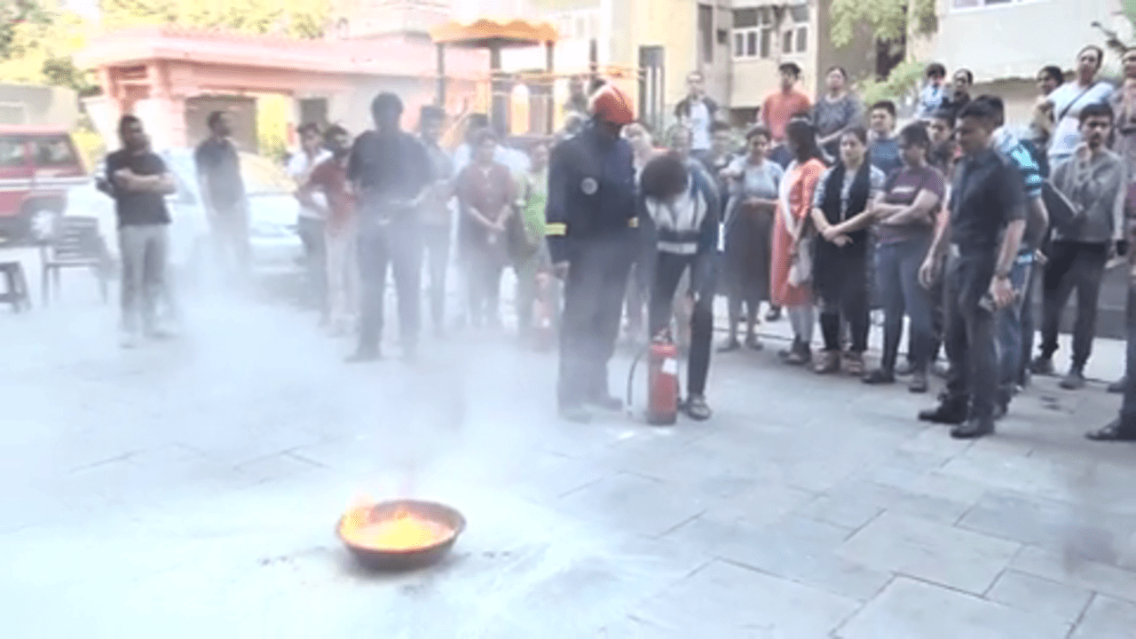 Gujarati Video : તક્ષશિલા ફ્લેટમાં આગની ઘટના બાદ ફાયર વિભાગ સતર્ક, આગ લાગે ત્યારે શું કરવુ તેની ટ્રેનિંગ અપાઈ