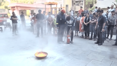 Gujarati Video : તક્ષશિલા ફ્લેટમાં આગની ઘટના બાદ ફાયર વિભાગ સતર્ક, આગ લાગે ત્યારે શું કરવુ તેની ટ્રેનિંગ અપાઈ