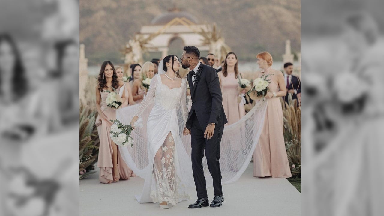 હાર્દિકની પત્નીએ તેના લુકને કમ્પ્લીટ કરવા માટે તેના વાળમાં સ્લીક બન બનાવ્યો હતો, આ સાથે જ તેને તેનો મેકઅપ ખૂબ જ નેચરલ રાખ્યો હતો. આ સિવાય તેણે વ્હાઈટ હીલ્સ સાથે પોતાનો લુક કમ્પ્લીટ કર્યો હતો. (Instagram)