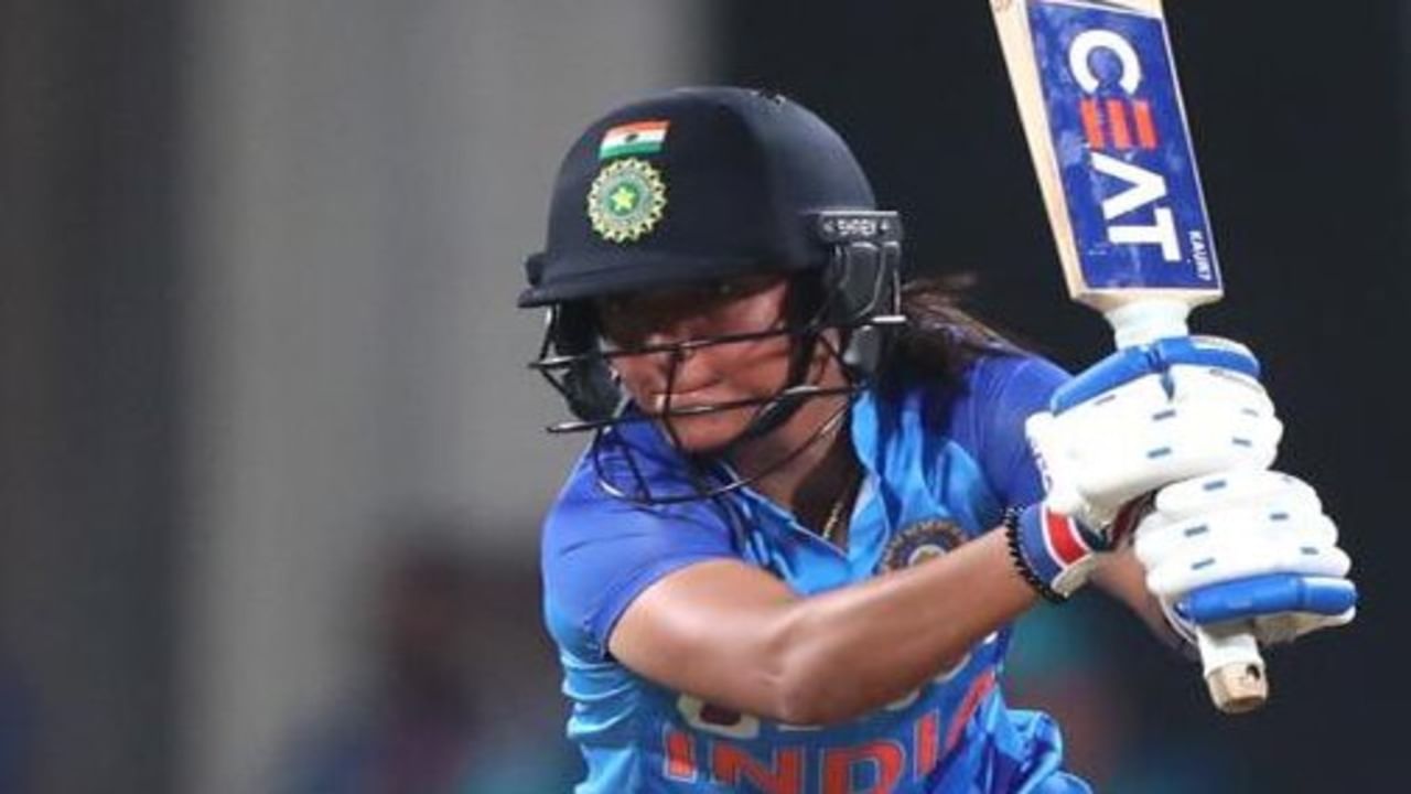 ભારતીય ટીમની સુકાની લાંબા શોટ લગાવવા માટે જાણિતી છે. તે રંગમાં આવ્યા બાદ મોટા શોટ લગાવીને માહોલ જબરદસ્ત બનાવી દે છે. આ સિવાય ડેથ ઓવર્સમાં પણ તે રન ઝડપથી નિકાળવામાં માહિર છે.