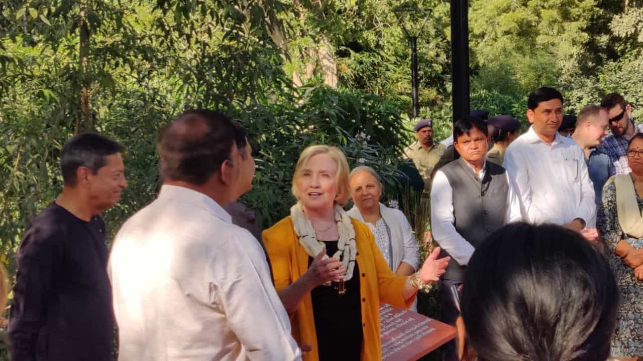 Video : 28 વર્ષ બાદ પૂર્વ વિદેશ મંત્રી હિલેરી ક્લિન્ટન ગુજરાતના બે દિવસના પ્રવાસે, અમદાવાદ ખાતે SEWAની મુલાકાત બાદ આજે સુરેન્દ્રનગરમાં અગરિયાઓ સાથે ચર્ચા