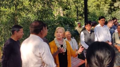 Video : 28 વર્ષ બાદ પૂર્વ વિદેશ મંત્રી હિલેરી ક્લિન્ટન ગુજરાતના બે દિવસના પ્રવાસે, અમદાવાદ ખાતે SEWAની મુલાકાત બાદ આજે સુરેન્દ્રનગરમાં અગરિયાઓ સાથે ચર્ચા Video : 28 વર્ષ બાદ પૂર્વ વિદેશ મંત્રી હિલેરી ક્લિન્ટન ગુજરાતના બે દિવસના પ્રવાસે, અમદાવાદ ખાતે SEWAની મુલાકાત બાદ આજે સુરેન્દ્રનગરમાં અગરિયાઓ સાથે ચર્ચા