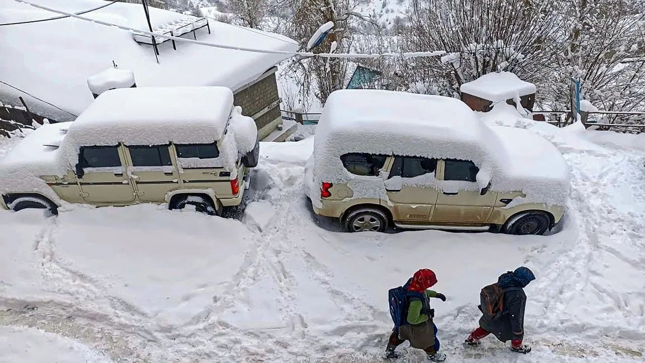 હિમવર્ષાના કારણે મનાલી લેહ હાઇવે પણ બંધ છે. પ્રવાસીઓને મનાલીના સોલંગનાલા સુધી જવા દેવામાં આવી રહ્યા છે. (ફોટો ક્રેડિટ- PTI)