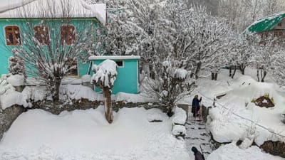 હિમાચલ પ્રદેશના લાહૌલ-સ્પીતિ જિલ્લામાં છેલ્લા કેટલાક દિવસોથી ભારે હિમવર્ષા થઈ રહી છે. તાજા સમાચાર એ છે કે અહીંના રસ્તાઓ અને ઘરો પર બરફની ચાદર જામ થઈ ગઈ છે. જણાવવામાં આવી રહ્યું છે કે લાહૌલ સ્પીતિમાં બે દિવસથી સતત હિમવર્ષા થઈ રહી છે. લાહૌલ સ્પીતિ ઉપરાંત ઊંચાઈવાળા વિસ્તારોમાં પણ હિમવર્ષા ચાલુ છે.