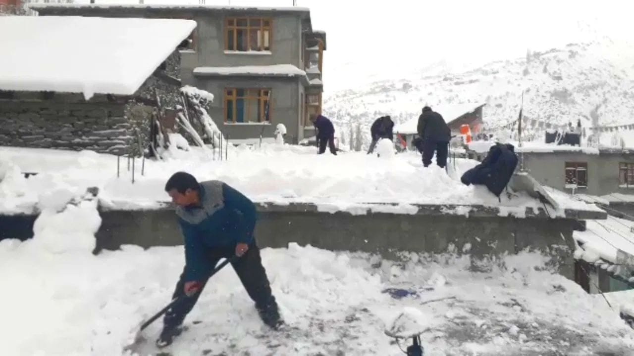  એસપી લાહુલ સ્પીતિ માનવ વર્માએ સ્થાનિક લોકો અને પ્રવાસીઓને હિમવર્ષાના કિસ્સામાં બિનજરૂરી મુસાફરી ટાળવા સૂચના આપી છે. (ફોટો ક્રેડિટ- PTI)