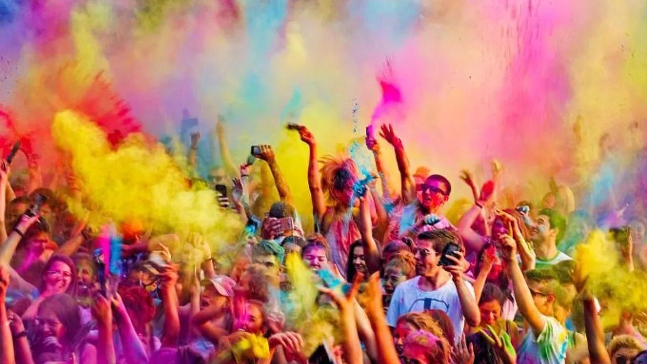 મોરીશસ - આ દેશમાં મહાશિવરાત્રિના દિવસથી જ હોળીના તહેવારની ઉજવણી શરુઆત થઈ જાય છે. લોકો રાત્રે ભેગા થઈને એકબીજાને ગુલાલ લગાવે છે તથા ફાગણ મહિનાની પૂર્ણિમાના દિવસે હોલિકા દહન થાય છે. 