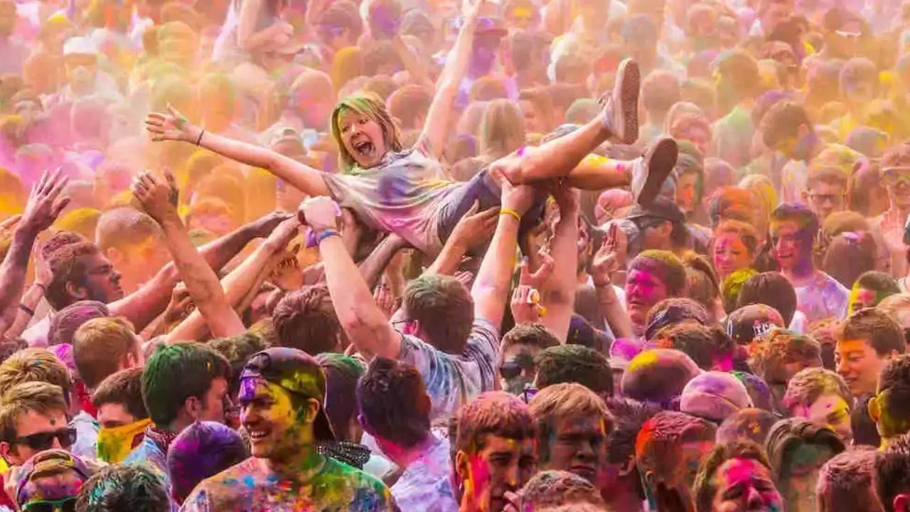 ફિલીપીન્સ - આ દેશમાં પણ ધૂળેટી પરંપરા અનુસાર હર્ષોઉલ્લાસથી ઉજવવામાં આવે છે. 
