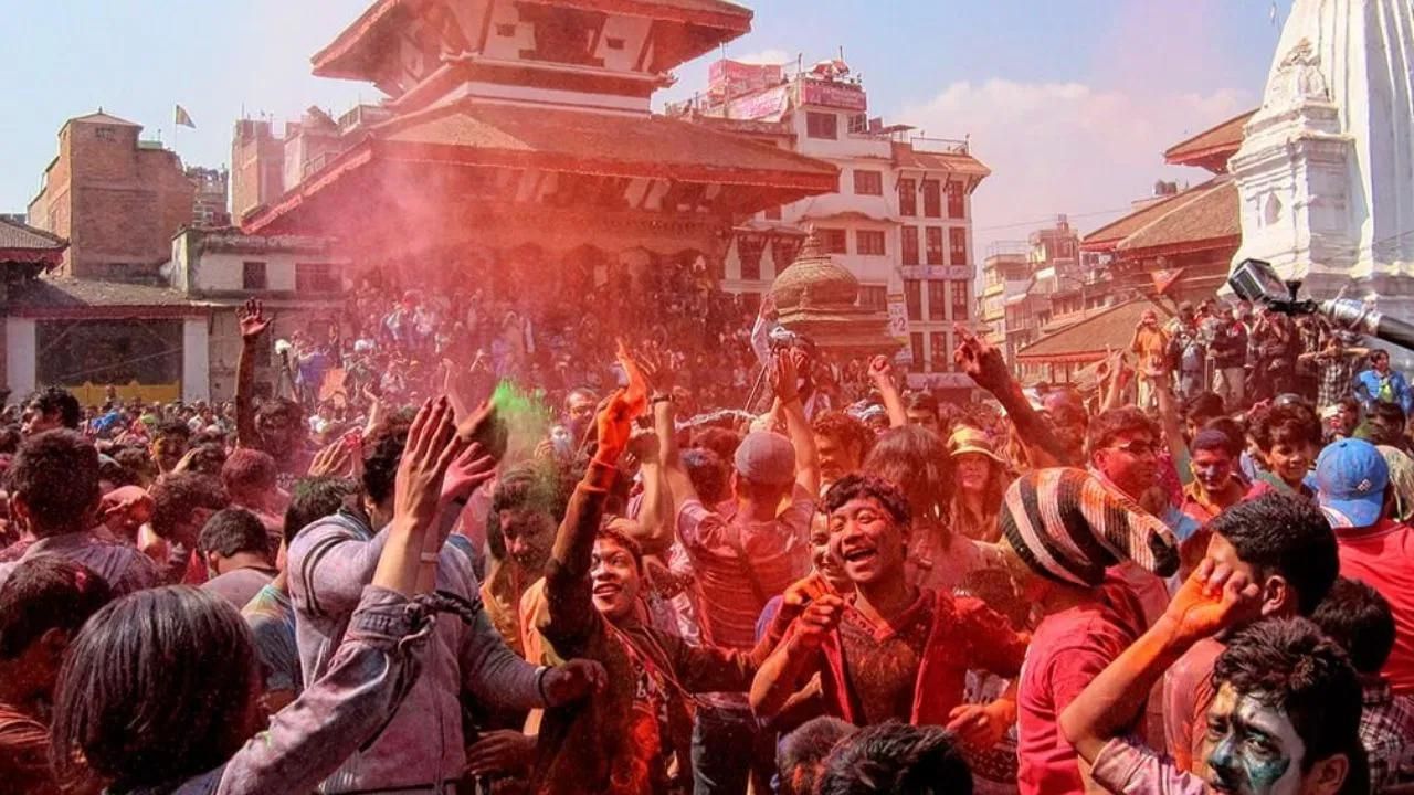 નેપાળ - આ દેશમાં સ્થાનીક ભાષામાં હોળીને 'ફાગુ પુન્હિ' કહેવામાં આવે છે. આ દેશમાં હિન્દુ ધર્મમાં માનનારા લોકો રહે છે, તેથી દેશના અલગ અલગ ભાગમાં જુદી જુદી પરંપરા અનુસાર તહેવાર ઉજવવામાં આવે છે. 