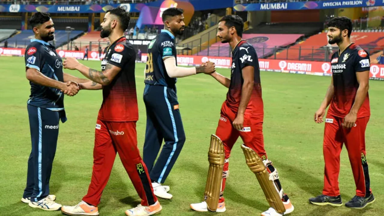 તમામ 10 ટીમોને 2 ગ્રુપમાં વહેંચી દેવામાં આવી છે. જેમાં ગ્રુપ A માં મુંબઈ ઈન્ડિયન્સ, કોલકાતા નાઈટ રાઈડર્સ, લખનૌ સુપર જાયન્ટ્સ, દિલ્લી કેપિટલ્સ અને રાજસ્થાન રોયલ્સનો સમાવેશ થાય છે. જ્યારે ગ્રુપ B માં ગુજરાત ટાઈટન્સ, પંજાબ કિંગ્સ, ચેન્નાઈ સુપર કિંગ્સ, રોયલ ચેલેન્જર્સ બેંગ્લોર અને સનરાઈઝર્સ હૈદરાબાદનો સમાવેશ થાય છે. 